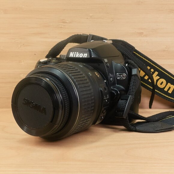 Nikon D60 10.2MP Digital SLR Camera w/ Nikkor 18-55mm f/3.5-5.6G AF-S Lens - Picture 2 of 10